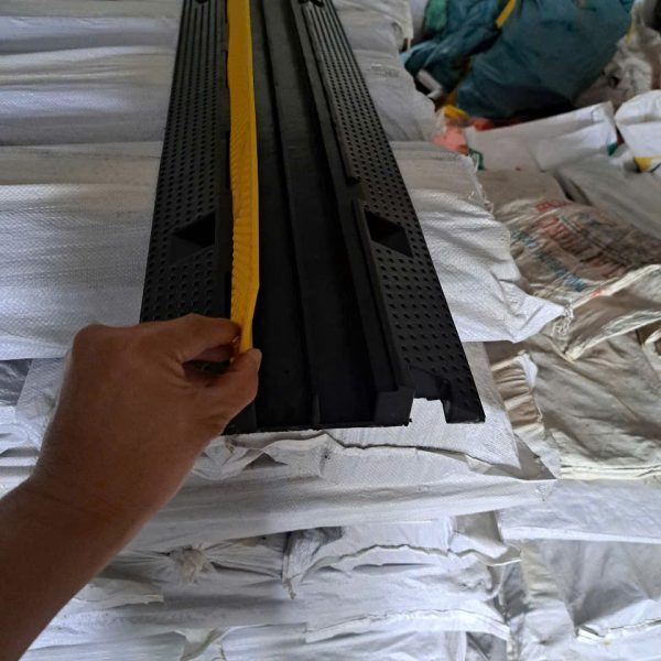 Gờ giảm tốc bằng cao su có lỗ đi dây - Ảnh 6