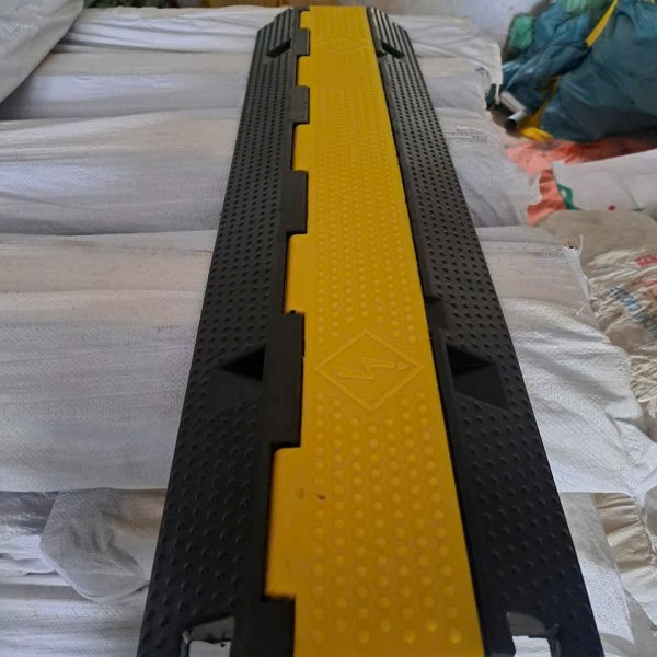 Gờ giảm tốc bằng cao su có lỗ đi dây - Ảnh 5