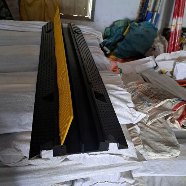 Gờ giảm tốc bằng cao su có lỗ đi dây - Ảnh 4