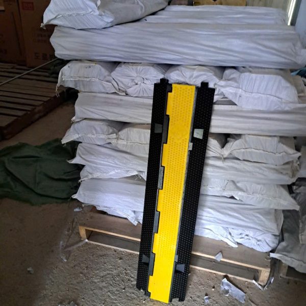 Gờ giảm tốc bằng cao su có lỗ đi dây - Ảnh 3